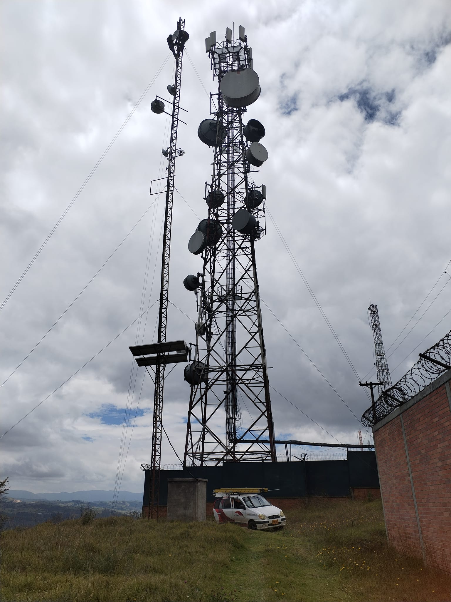 Técnico trabajando en torre